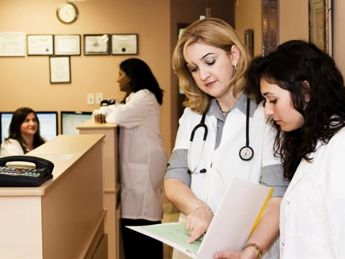 Recepción de una clínica con personal atendiendo